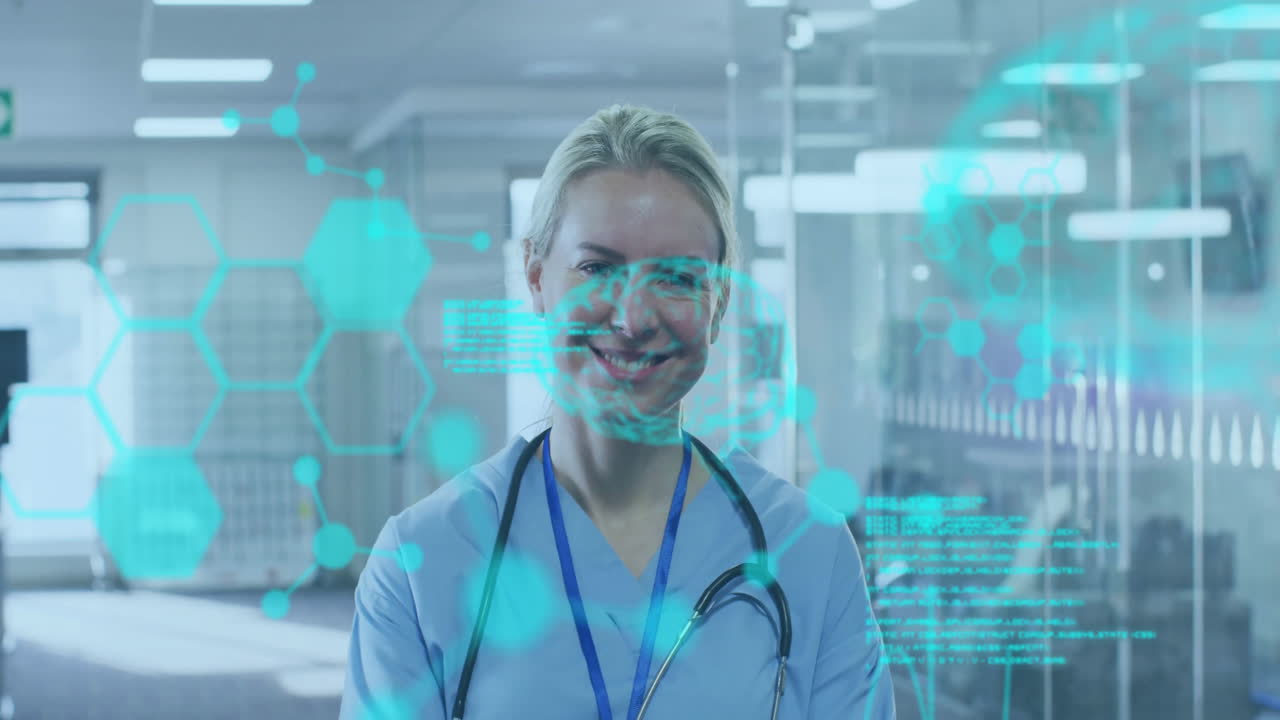 Animazione di dati medici e forme esagonali su un professionista sanitario sorridente in ospedale