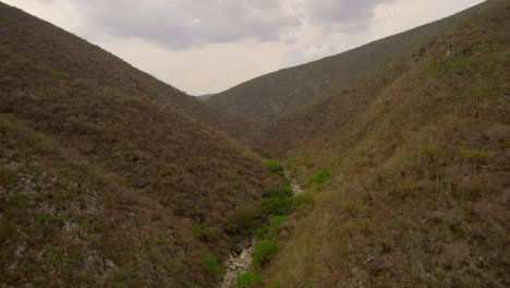 Drohnenaufnahmen-Der-Trockenen-Berge-Zentralmexikos-In-Huehuetlán-Puebla