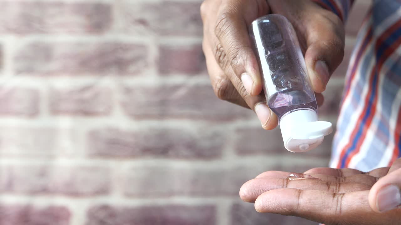 aplicación de desinfectante para las manos