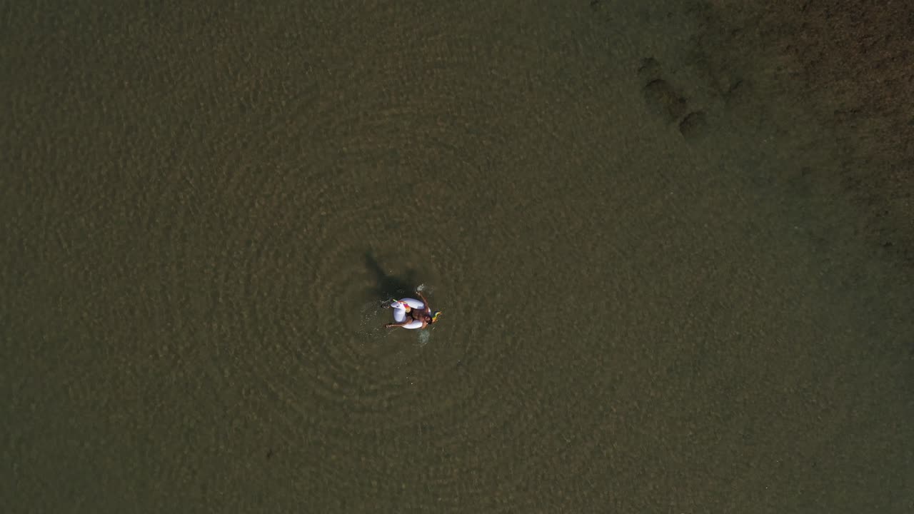 eilat hadatiyim 해변 공중의 해변에서 편안한 떠 다니는 수영