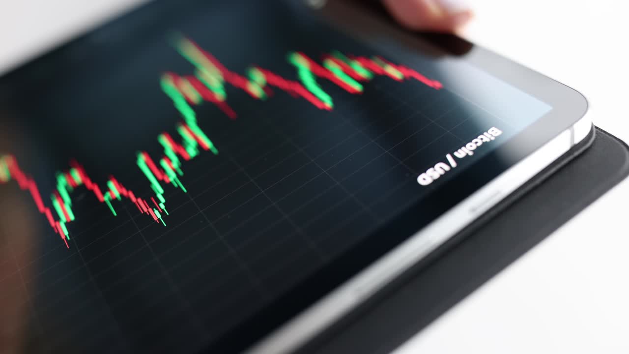 pantalla táctil de mano de teléfono móvil con gráficos de crecimiento de la tasa de criptomoneda de primer plano película 4k en cámara lenta