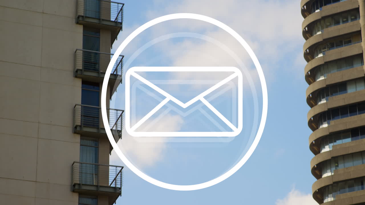 анимация значка сообщения над круглым баннером на фоне высоких зданий и голубого неба.