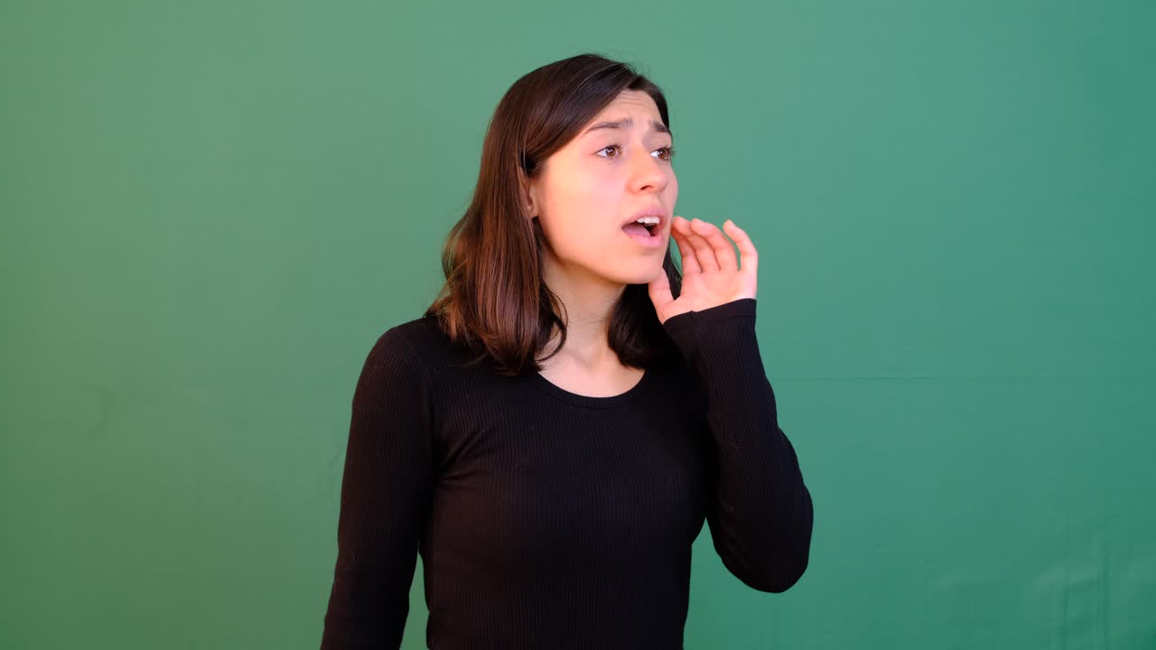 Volto di donna urlante