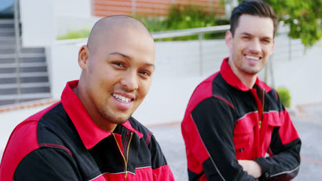 paramédicos sonrientes de pie con los brazos cruzados