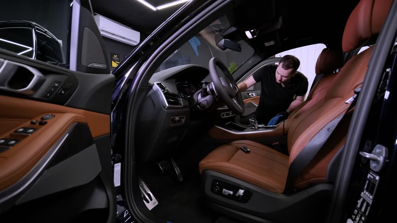 limpieza profesional de automóviles. lavado de sars. detalles interiores. limpieza en seco y detalles del interior de un automóvil. limpeza profunda de asientos. limpeza de espuma en el lavado de automóviles; limpieza del panel del automóvil del polvo. una aspiradora