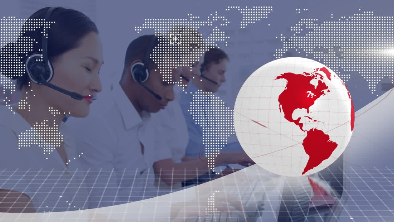 animación de procesamiento de datos y globo sobre diversos empresarios que utilizan auriculares telefónicos