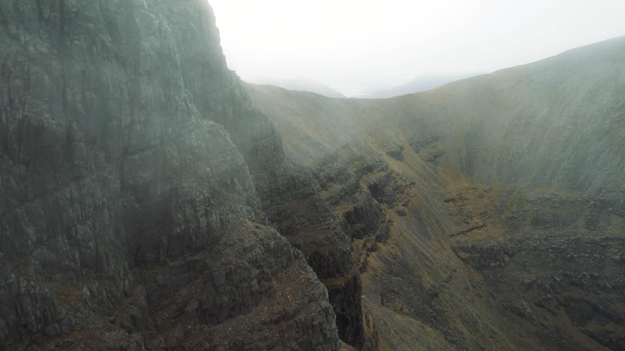 toma de primer plano en cámara lenta de las altas montañas en un clima brumoso en beinn ighe en un fondo natural