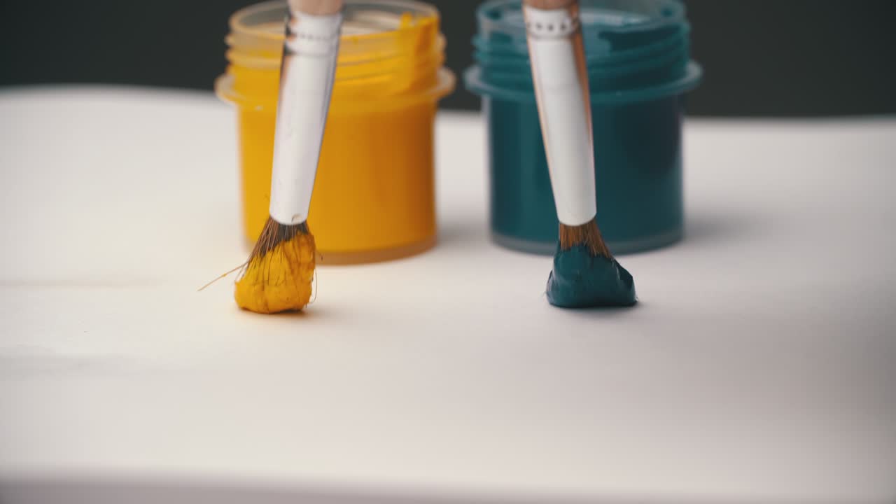 노란색과 파란색의 페인트를 질로 는 우크라이나