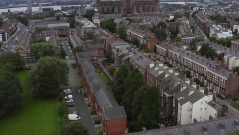 Drone-Shot-Acercándose-A-La-Catedral-De-Liverpool-02