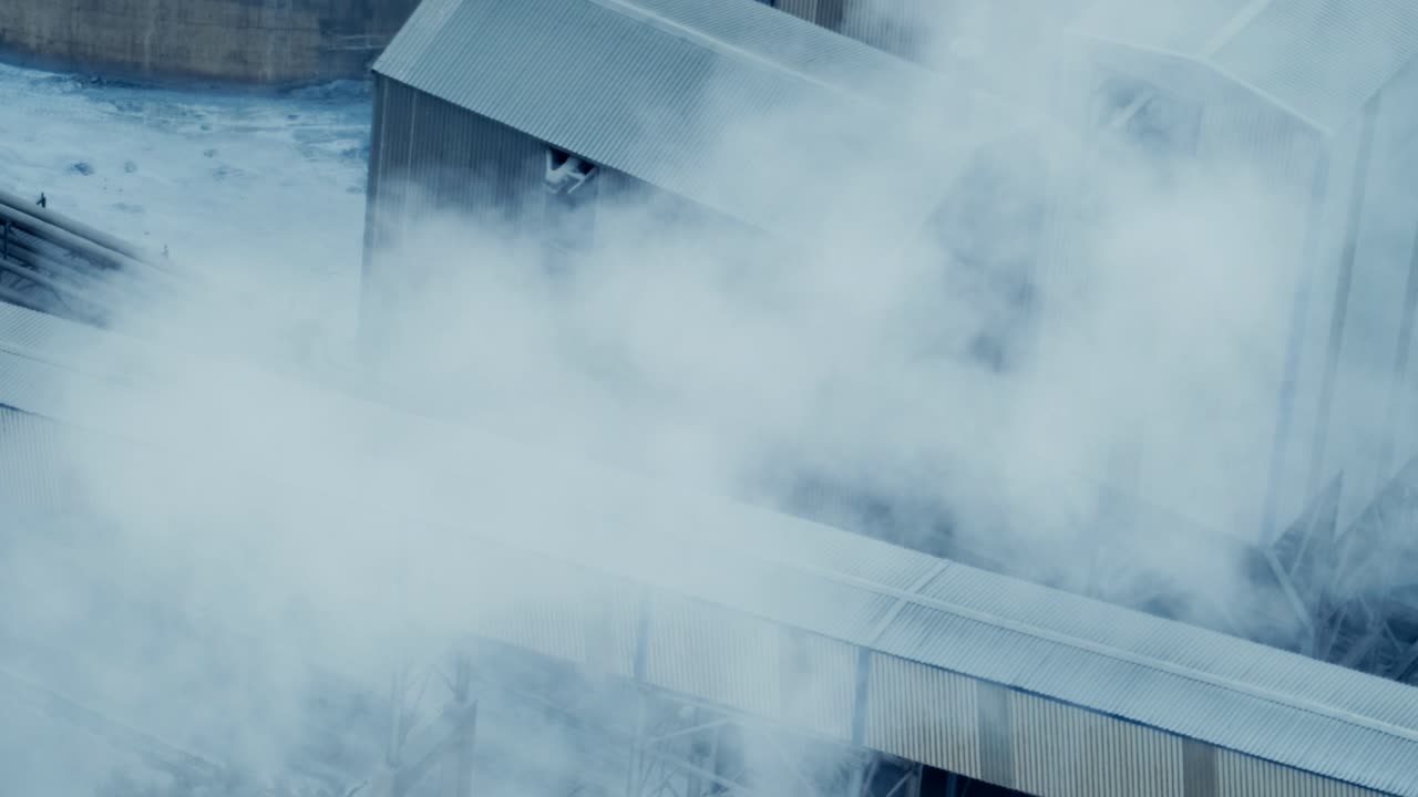 공장 굴뚝에서 연기