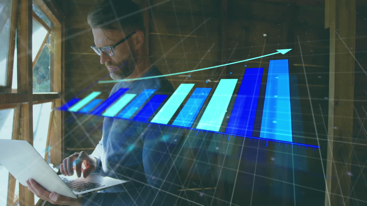 animación de flecha y gráfico sobre hombre caucásico serio de pie y trabajando en la computadora portátil