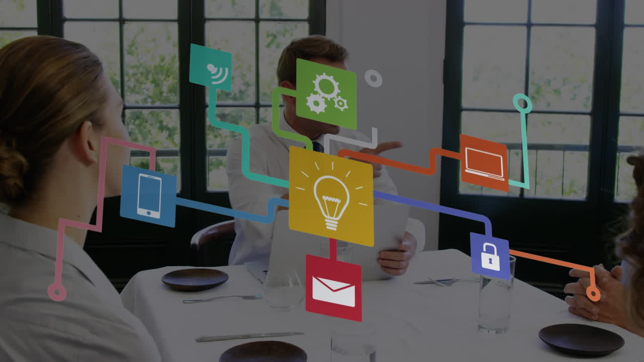animación de iconos conectados que forman un diagrama de flujo sobre diversos compañeros de trabajo discutiendo informes en la oficina