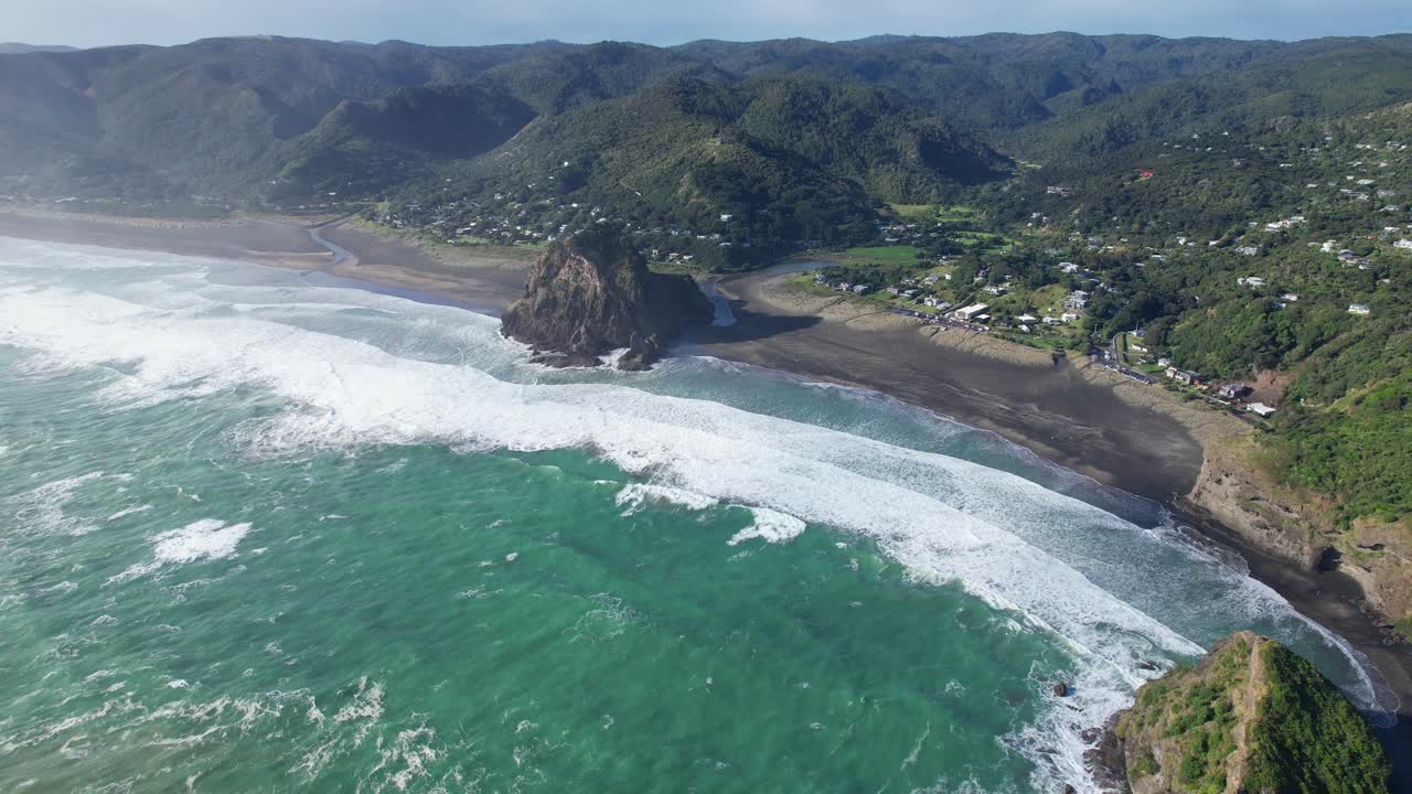 Vista panoramica della spiaggia di Piha nell'Isola del Nord, Nuova Zelanda - Ripresa aerea con drone