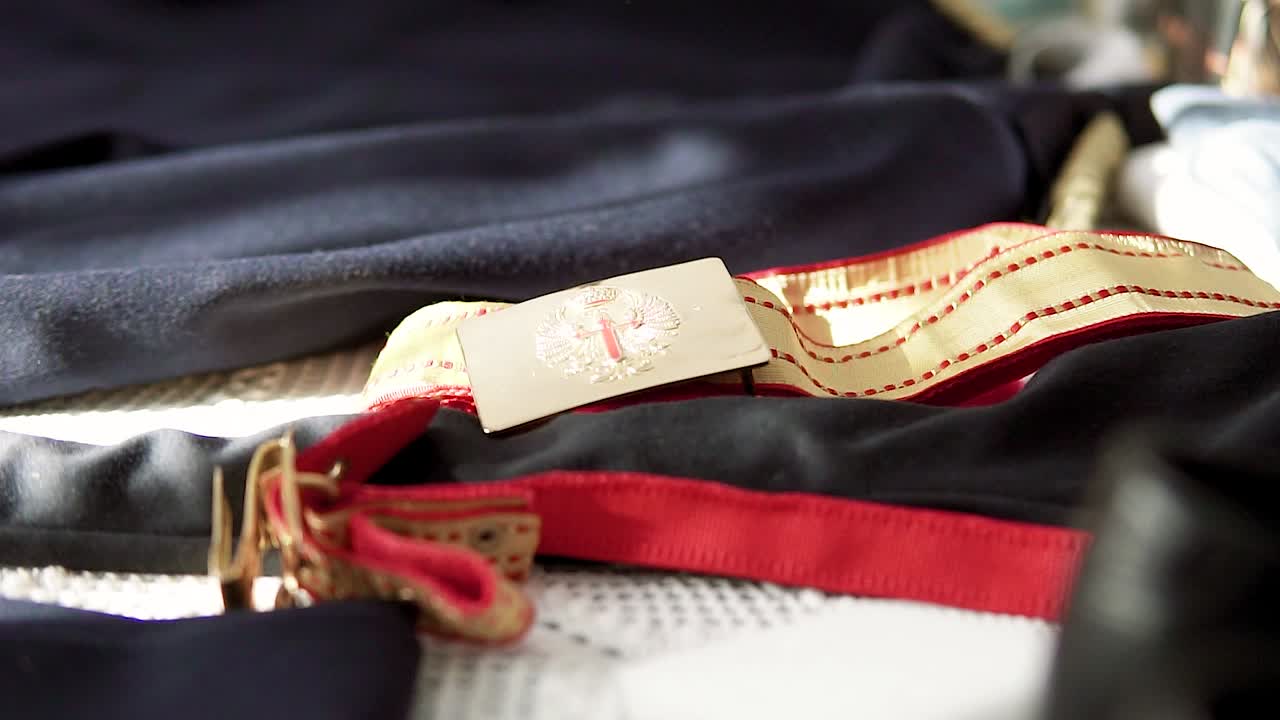 결혼식 을 위해 준비 된 침대 에 있는 군복 의 클로즈업 세부 사항