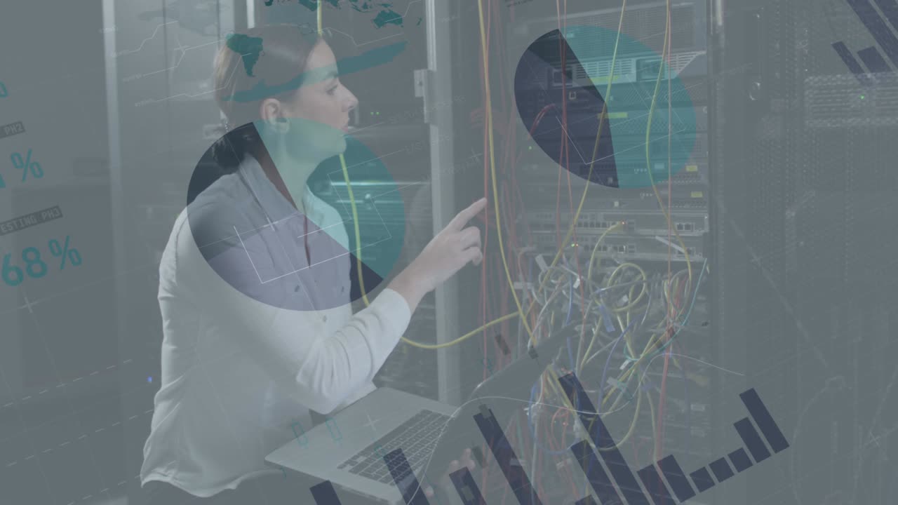 animación de datos sobre ingeniera informática caucásica con computadora portátil por servidor de computadora