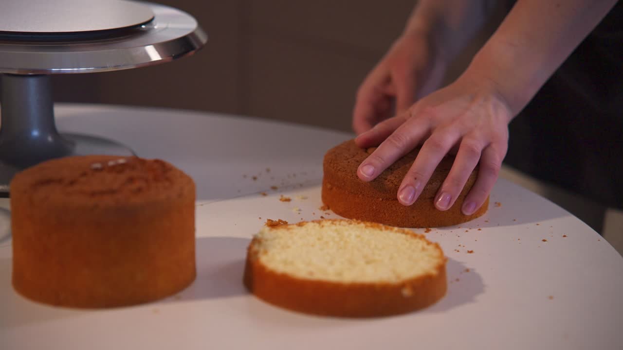 Close-up de Mãos Fatiando uma Camada de Bolo Pão de Ló