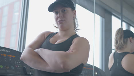 inclinación media hacia arriba a cámara lenta de una mujer joven y segura de sí misma en el gimnasio