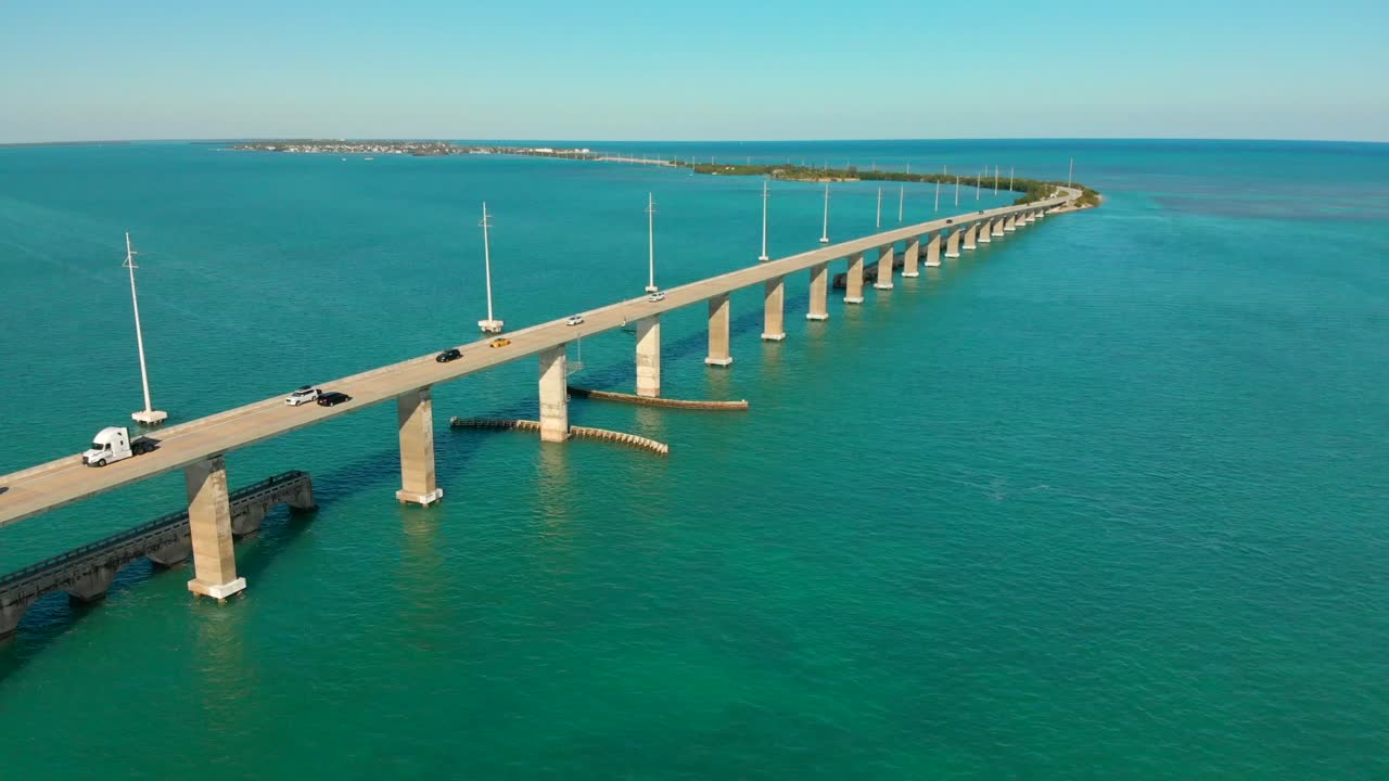 Ripresa aerea di una strada sull'acqua nelle isole Keys.