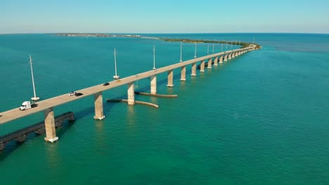 Antena-De-Una-Carretera-Sobre-El-Agua-En-Las-Islas-Clave