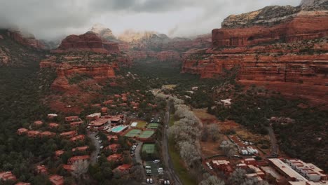 Stadt-Sedona-Mit-Roten-Felsformationen-In-Arizona,-USA---Drohnenaufnahme