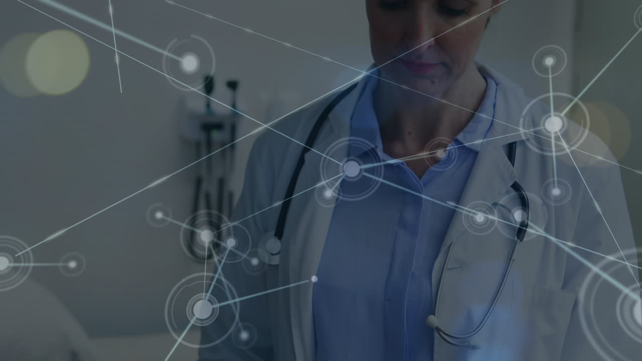 Gloeiend netwerk van verbindingen tegen Kaukasische vrouwelijke dokter die een digitale tablet gebruikt en lacht