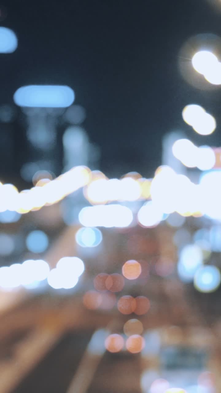 밤에 흐릿한 도시 불빛