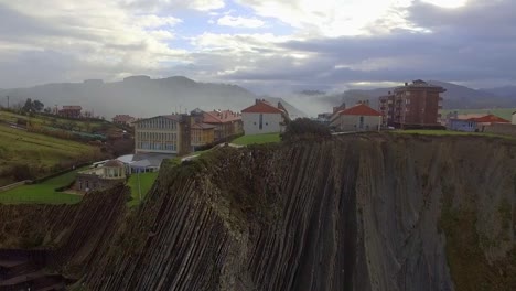 Zumaia-Erscheint-Im-Nebel-Hinter-Der-Klippe