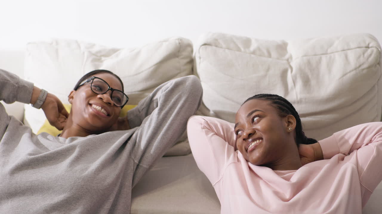 mujeres haciendo yoga