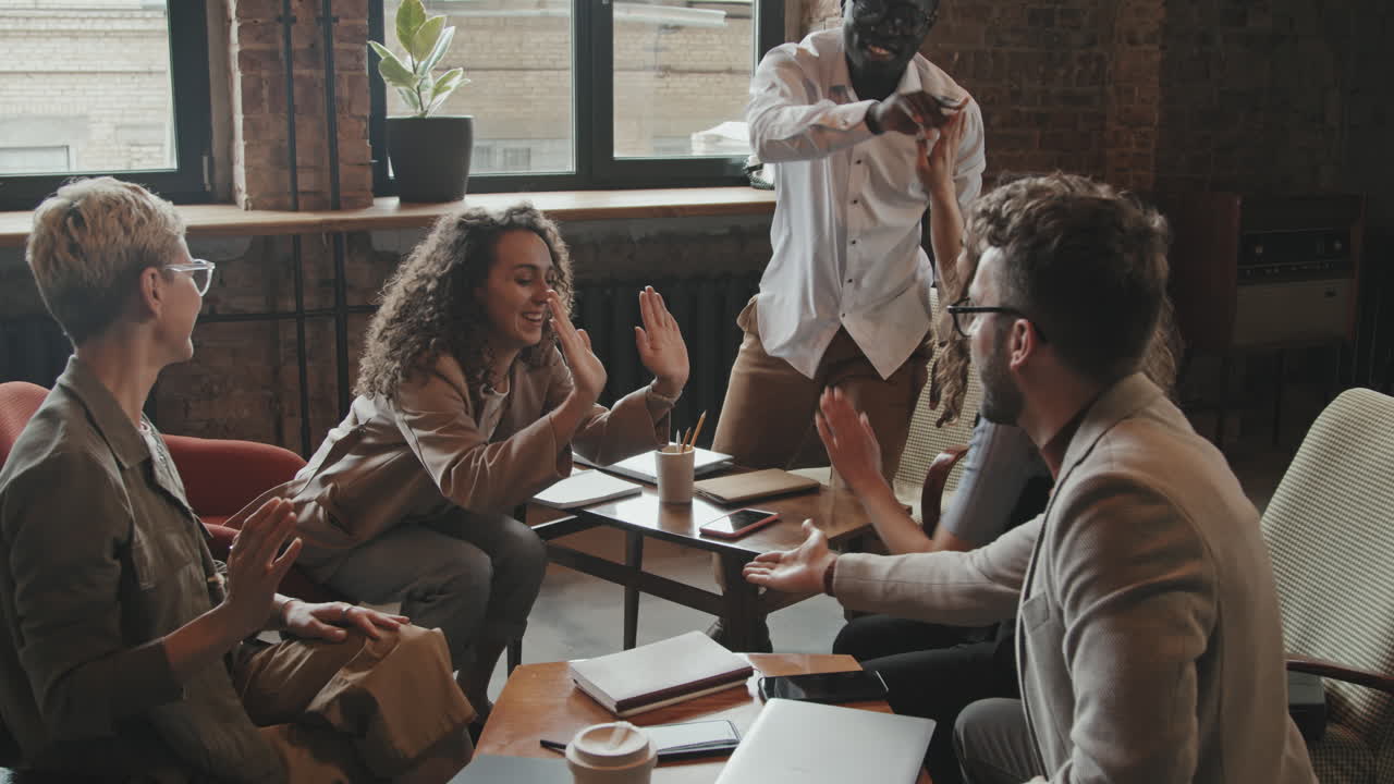 jóvenes empresarios celebrando el éxito del proyecto