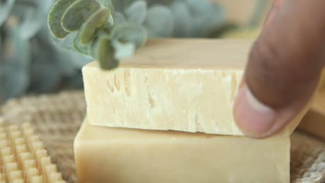 jabón natural hecho a mano con eucalipto