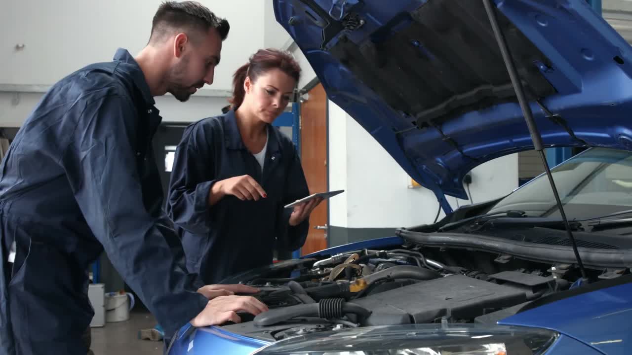 mecánicos que revisan un motor