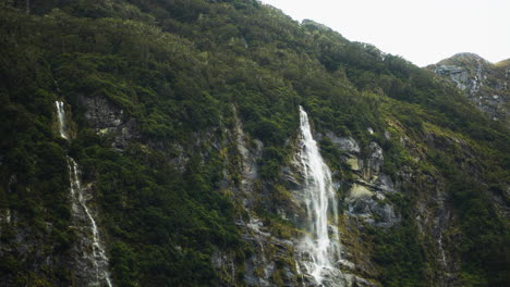 Vista-Panorámica-Aérea-De-La-Pequeña-Cascada-Que-Corre-A-Lo-Largo-De-La-Cresta-De-La-Montaña