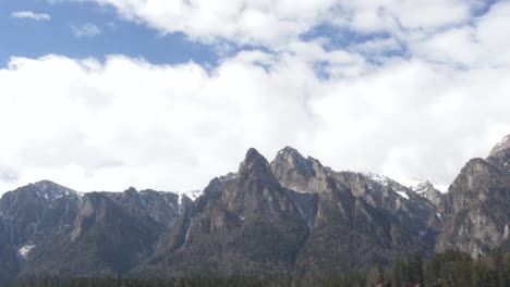 Felsige-Berglandschaft-Im-Zeitraffer-Bewegende-Wolken-In-Rumänien