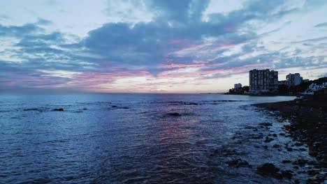 Bucle-Cinematográfico-De-La-Costa-En-Un-Día-Nublado