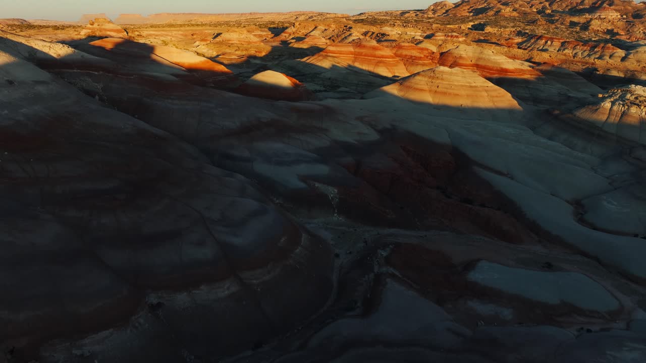 terreno desértico que se parece a marte en las colinas de bentonite, utah