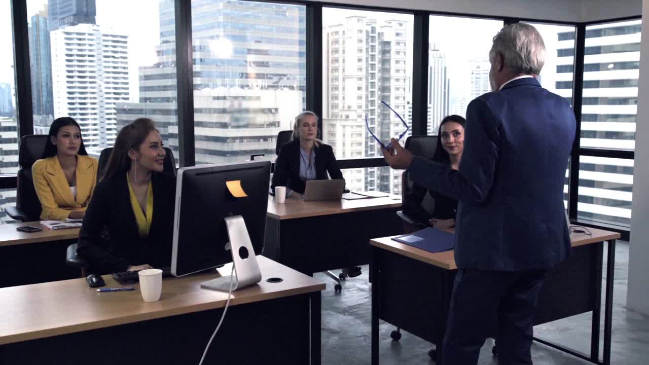 líder sénior dando consejos discurso a los miembros del equipo