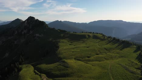 impresionante meseta de hierba verde en los alpes