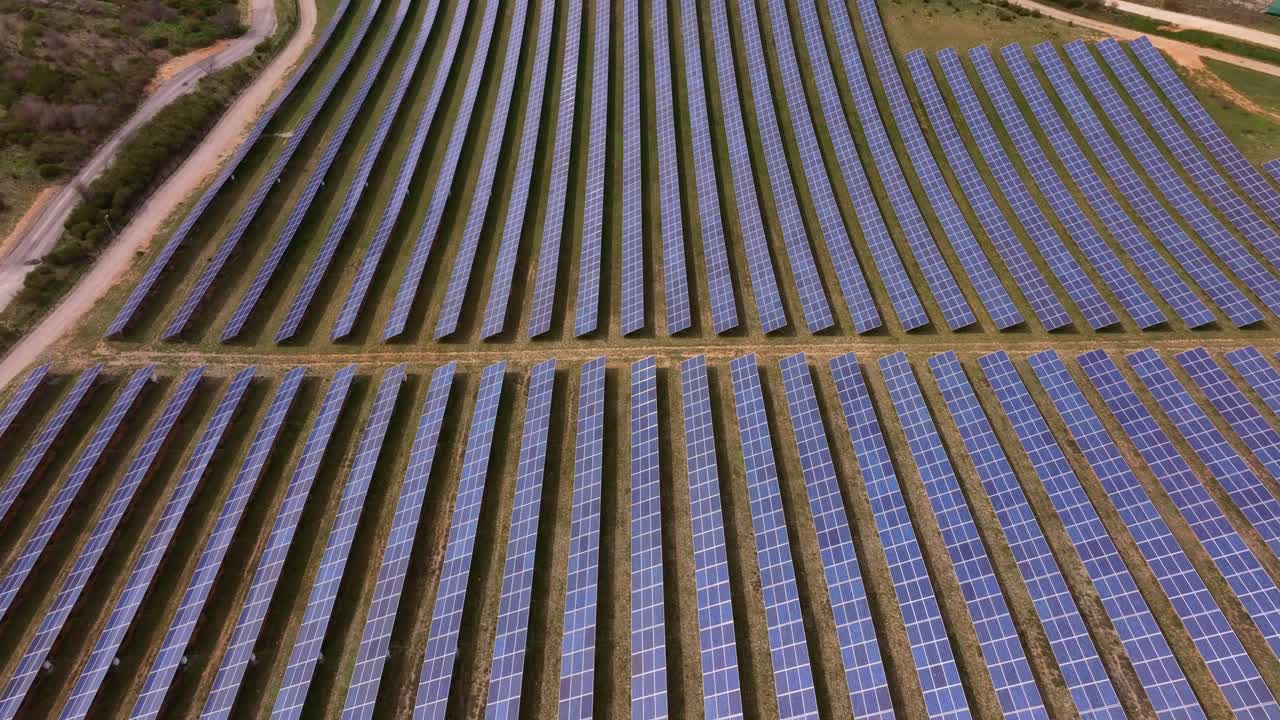 Luftfoto af solcellepaneler, der producerer grøn energi i Frankrig