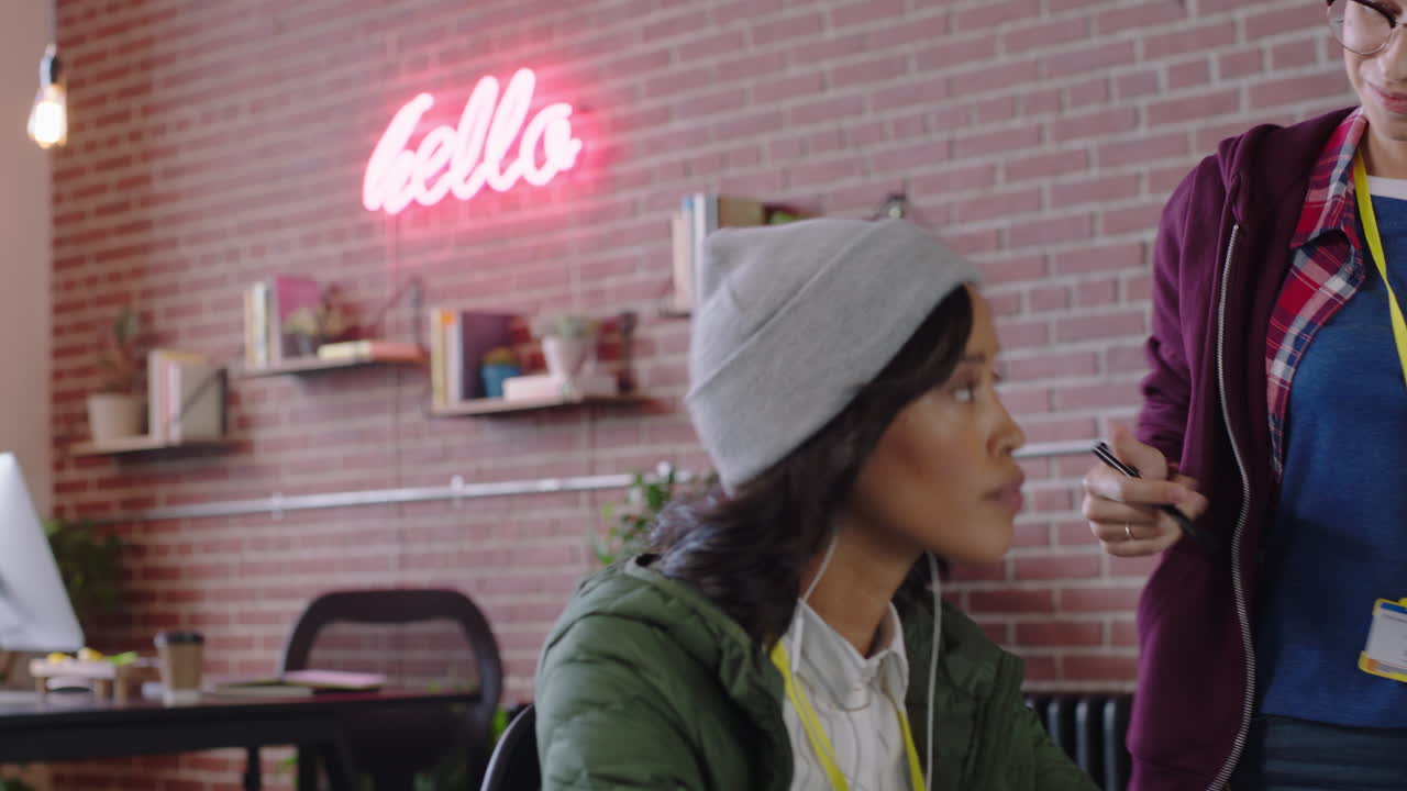 jóvenes empresarios trabajando líder de equipo afroamericano mujer entrenando pasante discutiendo gerente de proyecto compartiendo apoyo disfrutando del trabajo en equipo comunicación en la oficina moderna