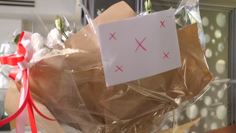 gelieferte blumen, begleitet von einer weißen notiz mit markierungen zur verfolgung
