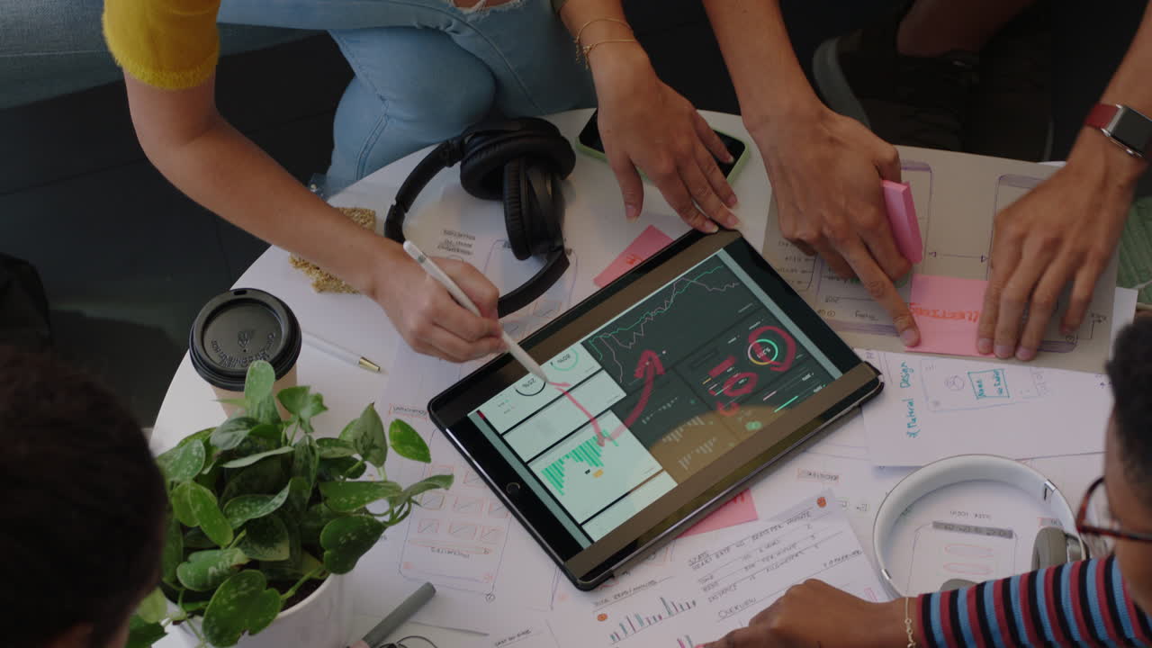 manos cercanas jóvenes ingenieros desarrollando software de aplicaciones de fitness usando tabletas digitales computadoras lluvia de ideas de diseño de soluciones compartiendo ideas en la reunión de la oficina de inicio vista superior