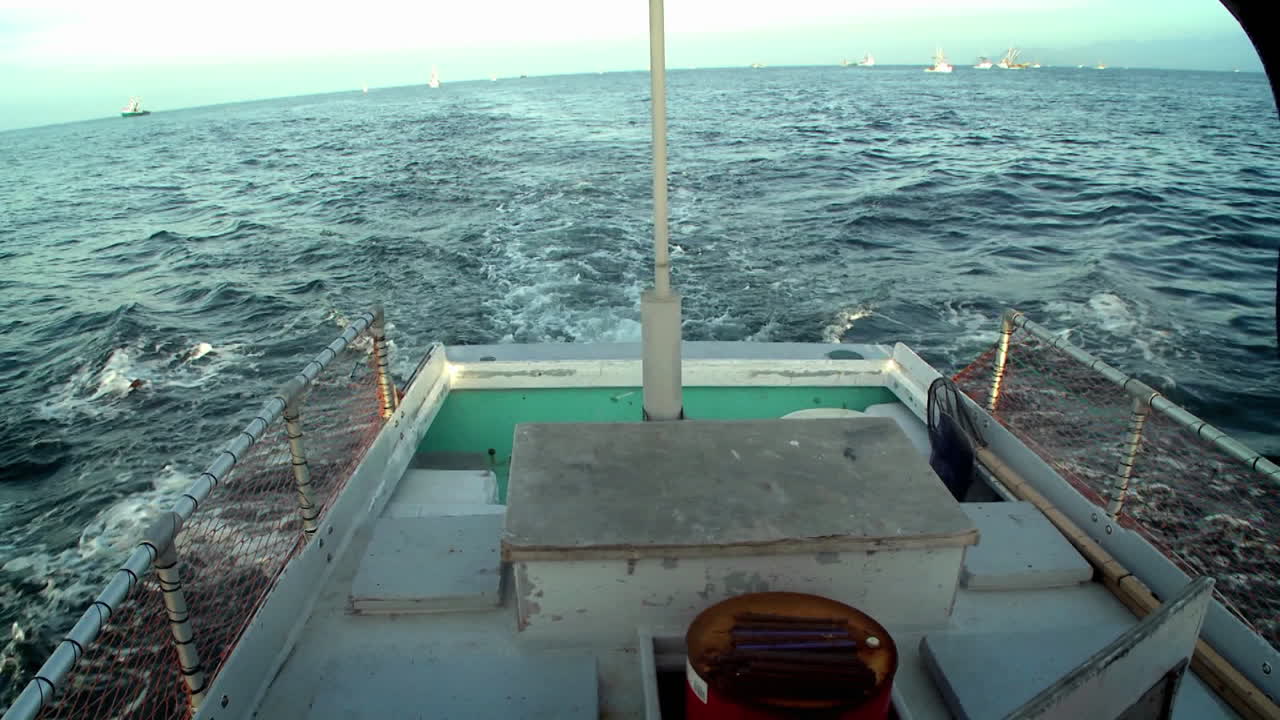 лодка плывет по воде