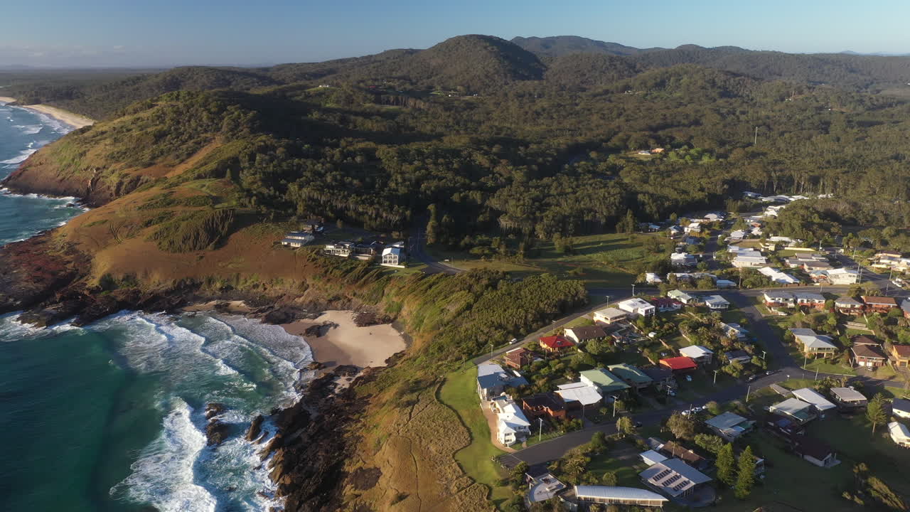 amplia toma de drones del paisaje montañoso de scotts head, la playa y la ciudad en australia