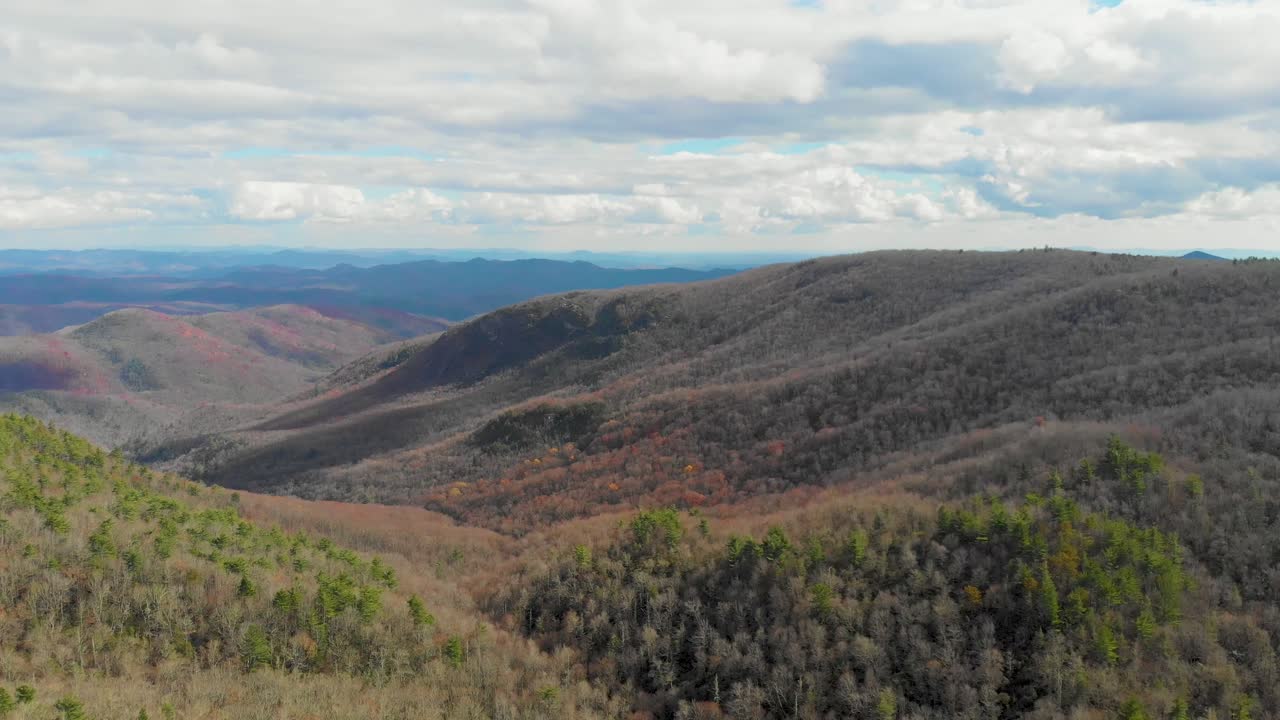 video aéreo de drones de 4k de los acantilados de la cala perdida en la avenida blue ridge cerca de linville, nc