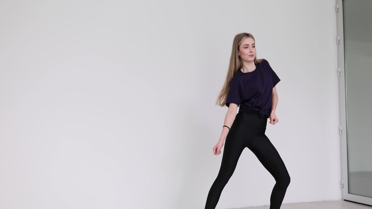 Giovane donna che balla o si allena in uno studio