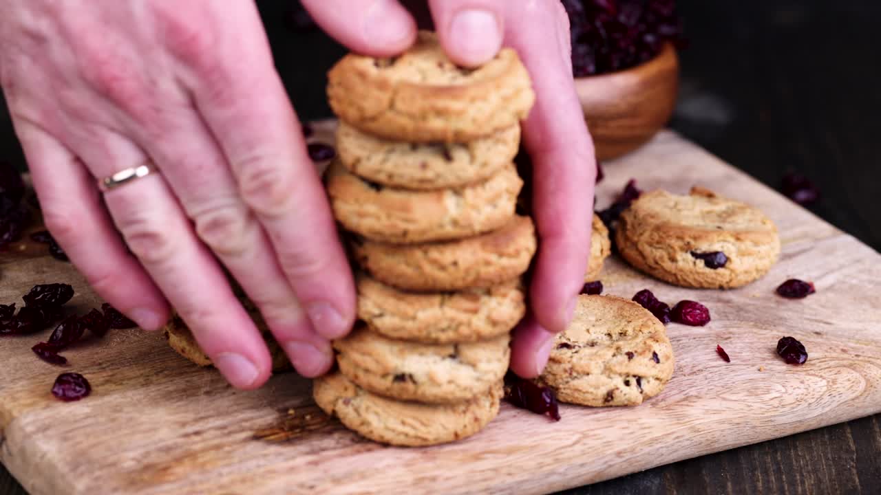 건조한 크랜베리와 함께 오트밀 쿠키를 보드에 넣기 위해