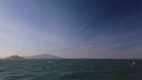 gimbal amplia toma panorámica de la isla de alcatraz desde san francisco, california