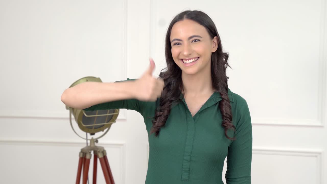 mujer india mostrando los pulgares hacia arriba