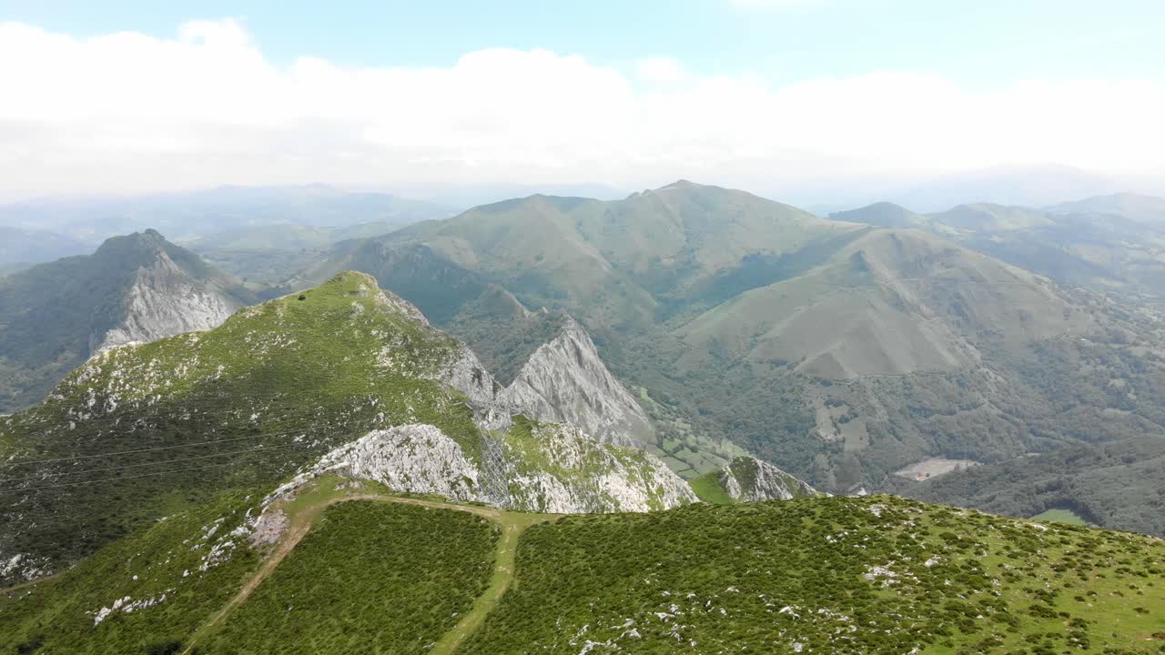vista panorámica de los campos verdes en el norte de españa, asturias, las montañas cantábricas