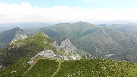 Vista-Panorámica-De-Los-Campos-Verdes-En-El-Norte-De-España,-Asturias,-Cordillera-Cantábrica.